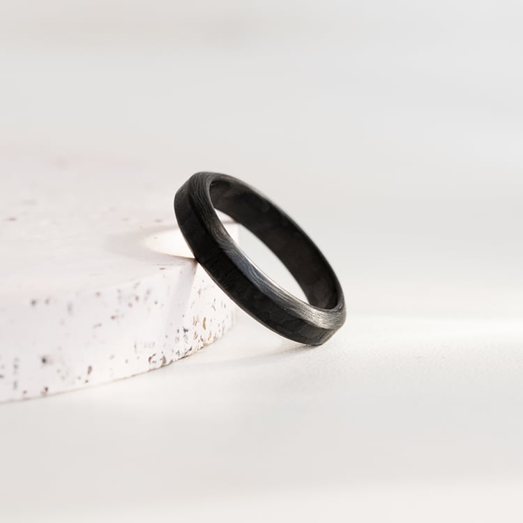 Plochý snubní prsten z karbonu se zkosenými hranami Versiss 146070