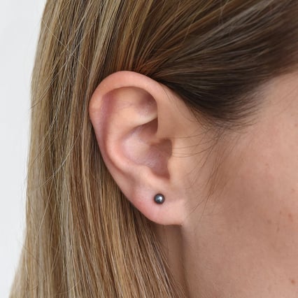 Minimalistické náušnice s černými perlami Lyam