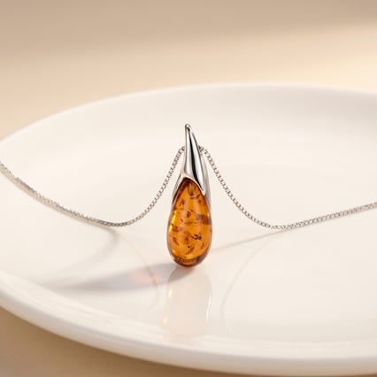 Stříbrný přívěsek s jantarem Mara