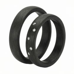 Ploché karbonové snubní prsteny s diamantem Lola