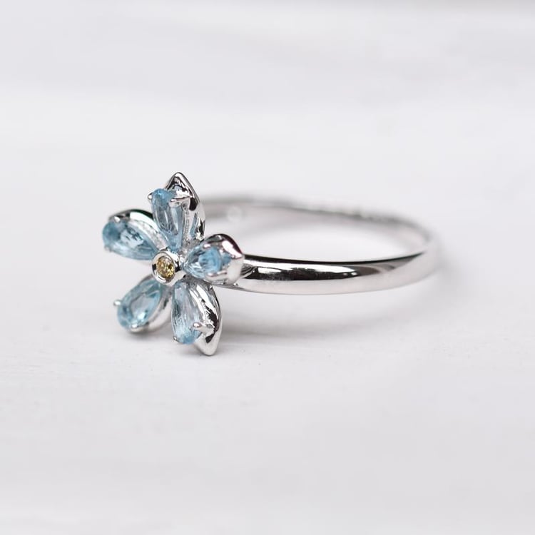 Zlatý prsten s pomněnkou z topazů a diamantu 48977