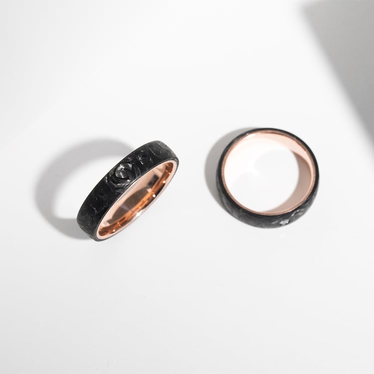 Mírně zaoblené snubní prsteny z karbonu a zlata s diamantem Katu 124578