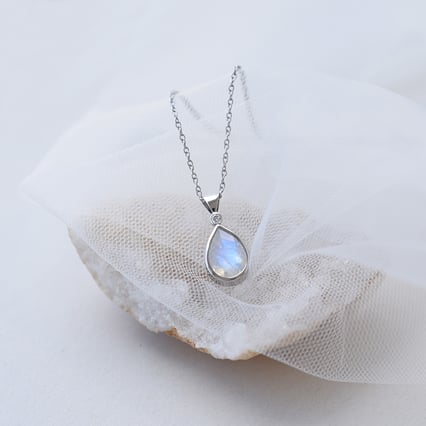 Zlatý přívěsek s měsíčním kamenem a diamantem Moontly