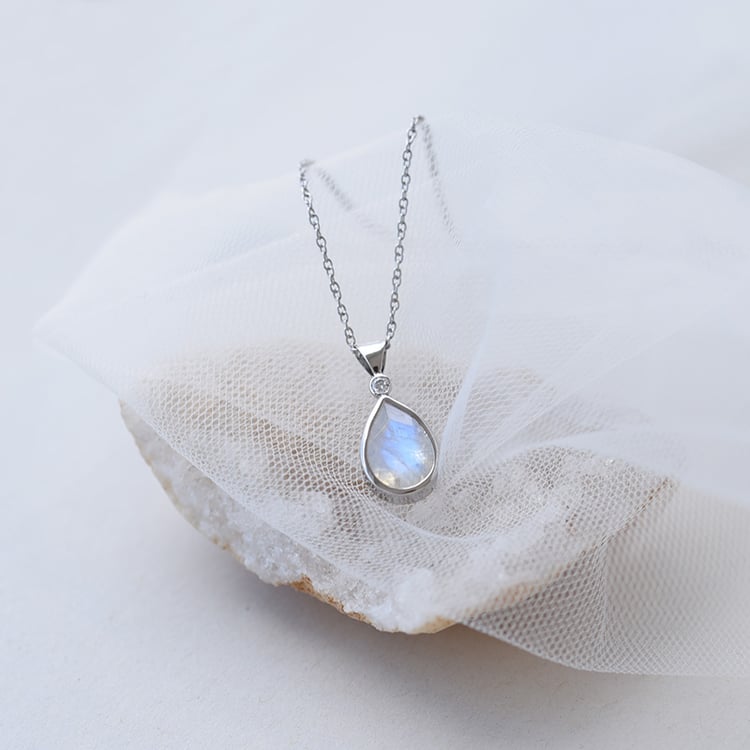 Zlatý přívěsek s měsíčním kamenem a diamantem 65601