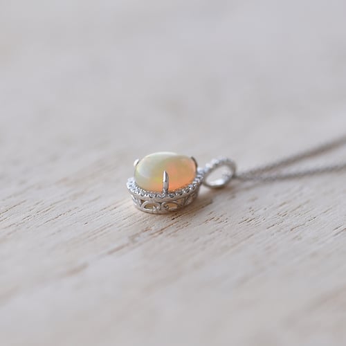Přívěsek s bílým opálem a diamanty Gale