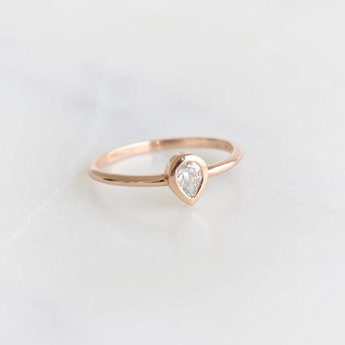 Minimalistický prsten s pear diamantem Nunez