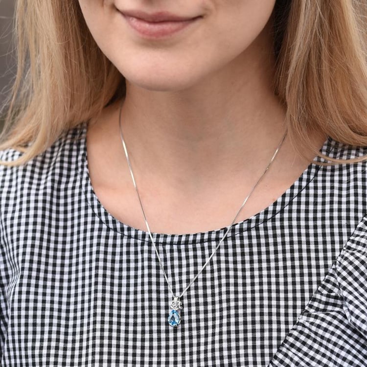 Náhrdelník s modrým topazem 19201