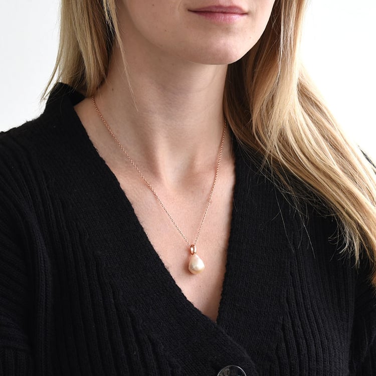 Stříbrný přívěsek s perlou 83695