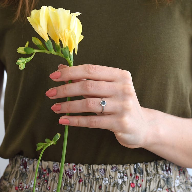 Halo prsten s alexandritem a postranními diamanty ze zlata 84162