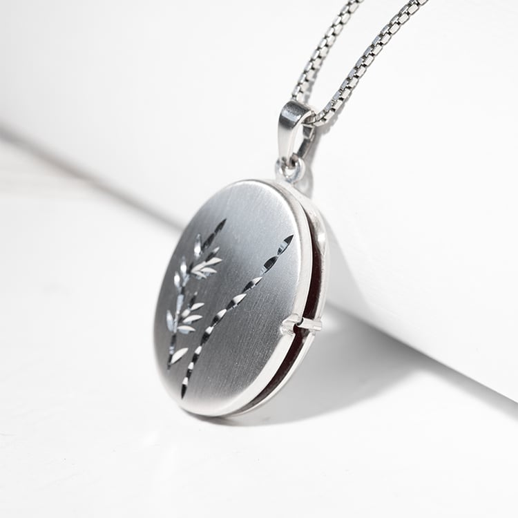 Stříbrný otevírací medailon se vzorem 128684