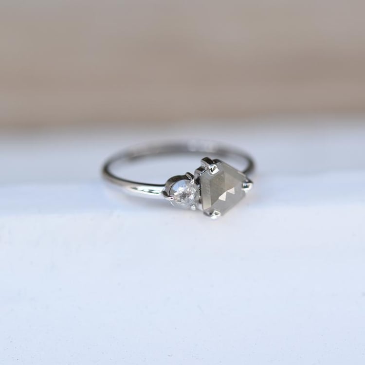 Netradiční zlatý prsten se šedými diamanty 48994