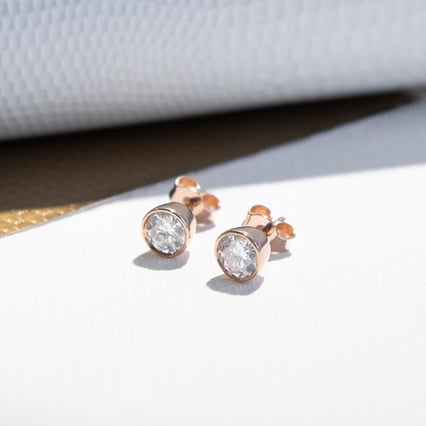 Bezel náušnice s moissanity Wetty