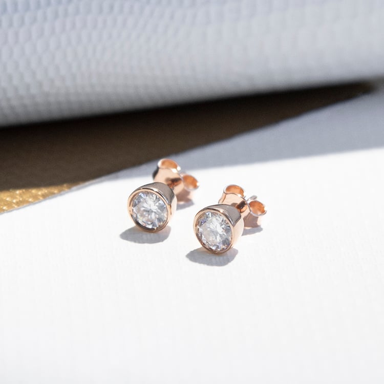 Bezel náušnice s moissanity Wetty 110585