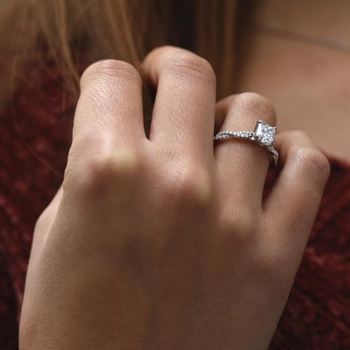 Propletený zásnubní prsten s princess diamantem Boaz