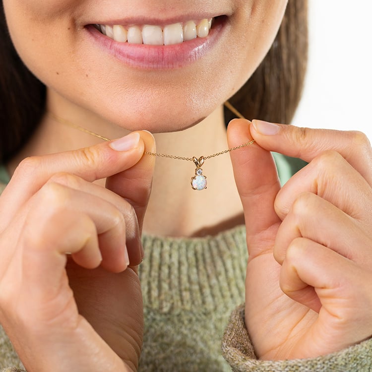 Přívěsek s bílým round opálem a diamantem Emolyna 147456