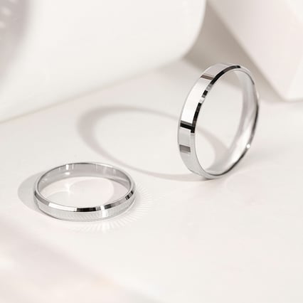 Zlaté snubní prsteny se zkosenými hranami a netradičním povrchem Roel