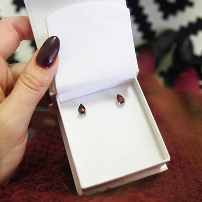 Granátové náušnice