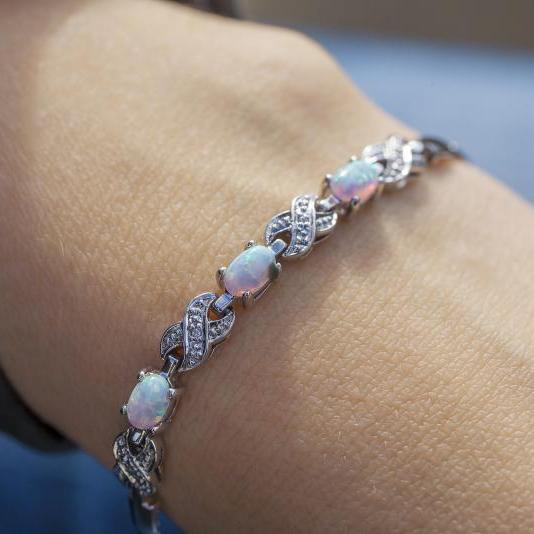 Stříbrný náramek s něžnými opály 14597