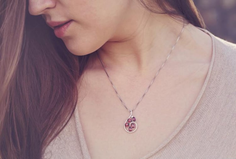 Náhrdelník s granáty Dawatha 9709