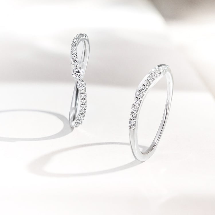 Atypicky zvlněný stříbrný prsten s lab-grown diamanty Vide 162134