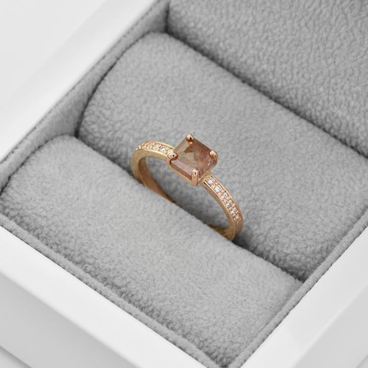 Zlatý prsten se salt'n'pepper diamantem Marisa 44326