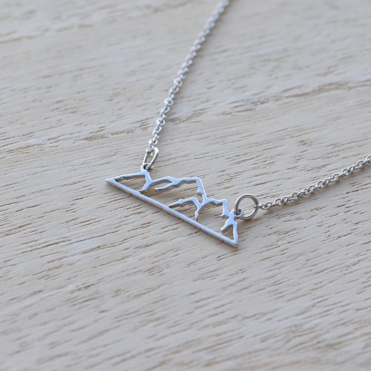 Stříbrný náhrdelník ve tvaru hor 67197