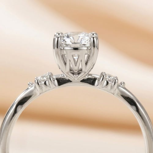 Zásnubní prsten s výběrem písmene a lab-grown diamanty Mileva