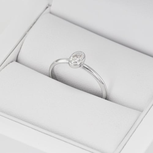 Zásnubní prsten s oválným diamantem Princeta