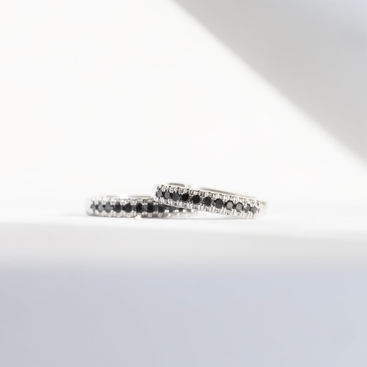 Kruhové náušnice s černými diamanty Gomati 145271