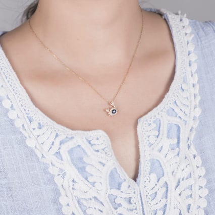 Přívěsek ve znamení Raka se safírem a diamanty Cangrejo