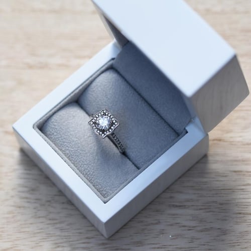 Extravagantní zásnubní diamantový prsten v halo stylu Olva