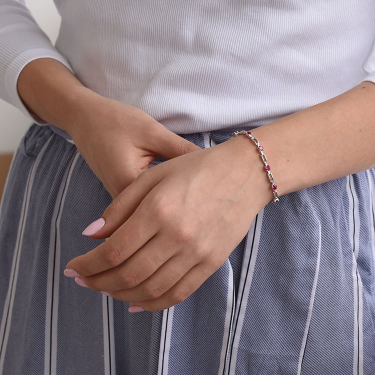  Rubíny v stříbrném náramku 69266