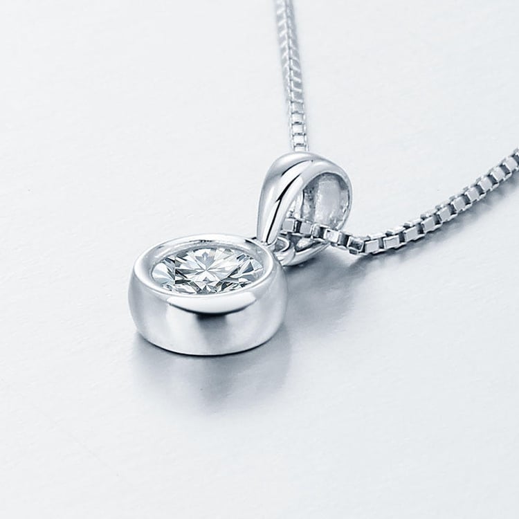 Zirkon ve stříbrném náhrdelníku 8254