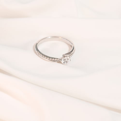 Zásnubní prsten s postranními diamanty Lileas