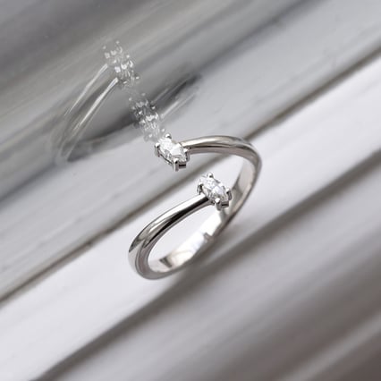 Netradiční moissanitový prsten ze zlata Alik