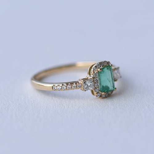 Zlatý prsten s emerald smaragdem a diamanty Dery