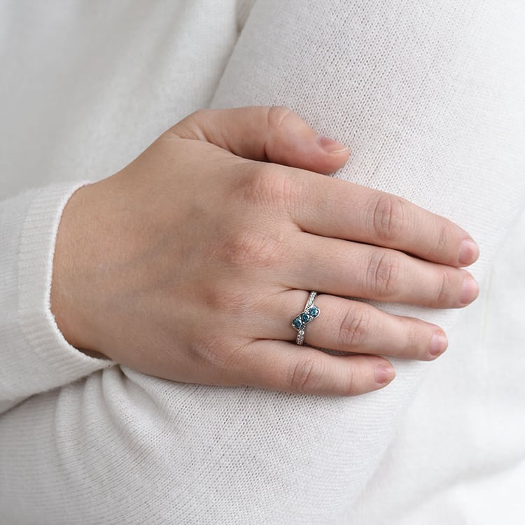 Krásné modré a bílé diamanty v zlatém prstenu 88636