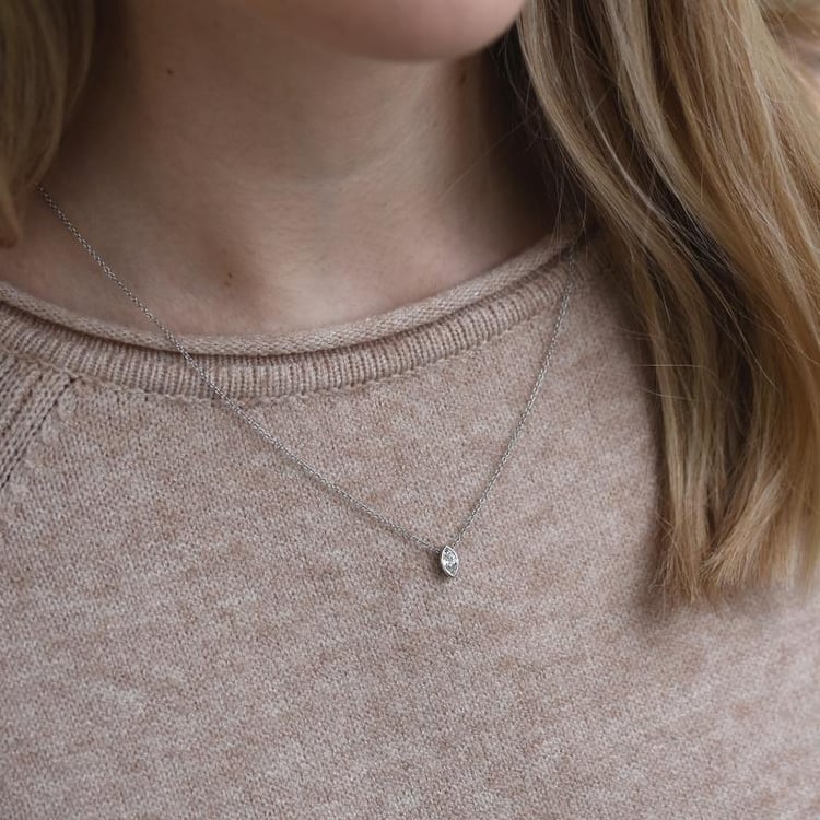 Zlatý náhrdelník s 0.24ct GIA certifikovaným marquise diamantem 50669