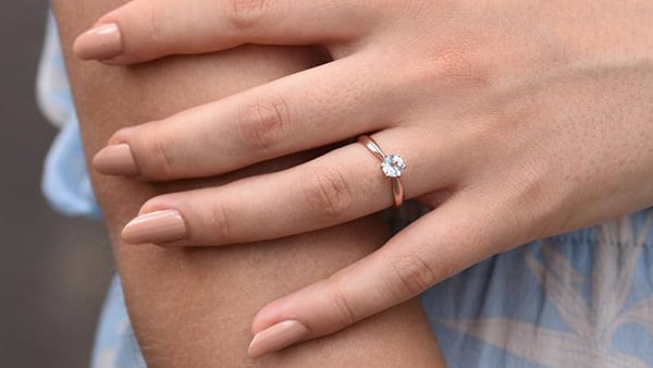 Jak kombinovat v outfitech: akvamarínové šperky