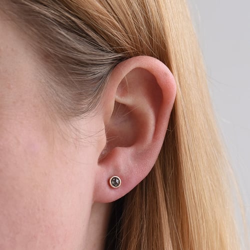 Zlaté bezel náušnice s 0.52ct salt and pepper diamanty Gledina