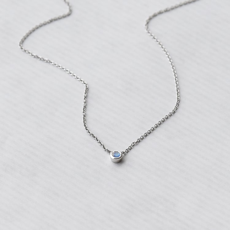 Stříbrný minimalistický náhrdelník s měsíčním kamenem Glosie 103711