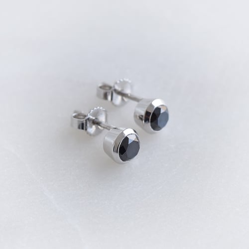 Bezel náušnice s černými diamanty Wetty