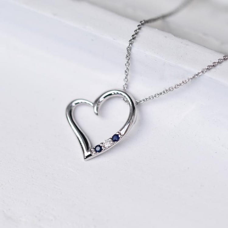 Stříbrný přívěsek srdce se safíry a diamantem Tanish 103515