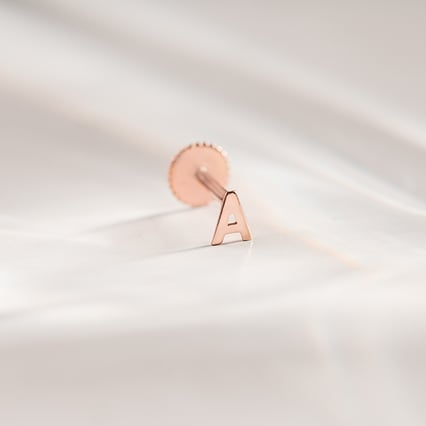 Zlatá náušnice s písmenem Alphabet