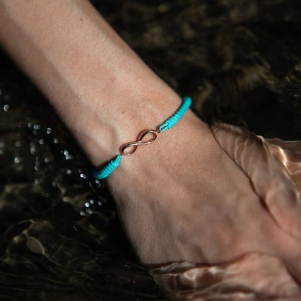 Provázkový náramek s motivem nekonečna Infinity