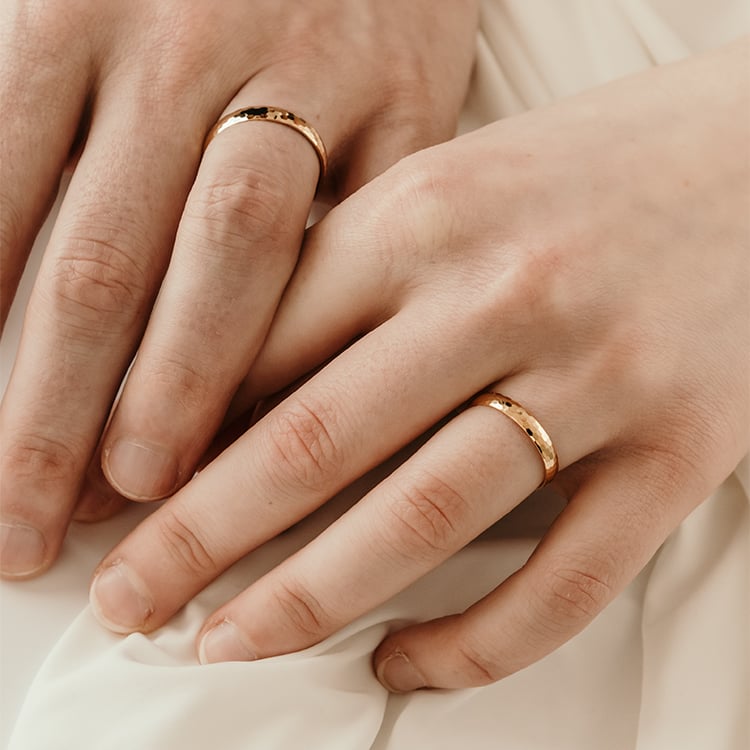 Zlaté tepané snubní prsteny Trevino 120123