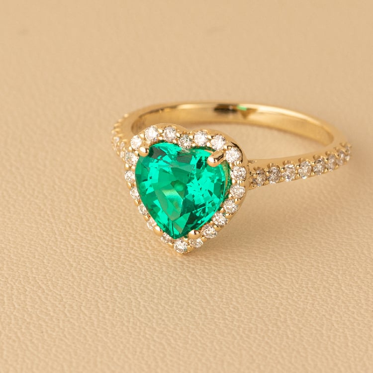 Zlatý halo prsten s lab-grown smaragdem ve tvaru srdce a diamanty Harold 136556