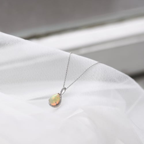 Přívěsek s bílým opálem a diamanty Gale
