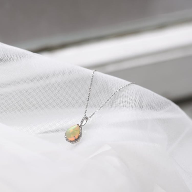 Zlatý přívěsek s opálem a diamanty 51623