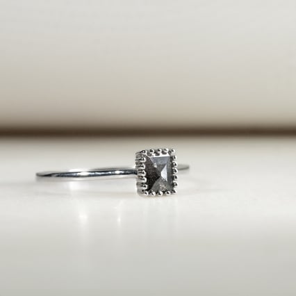 Zlatý prsten s princess salt and pepper diamantem Samiya